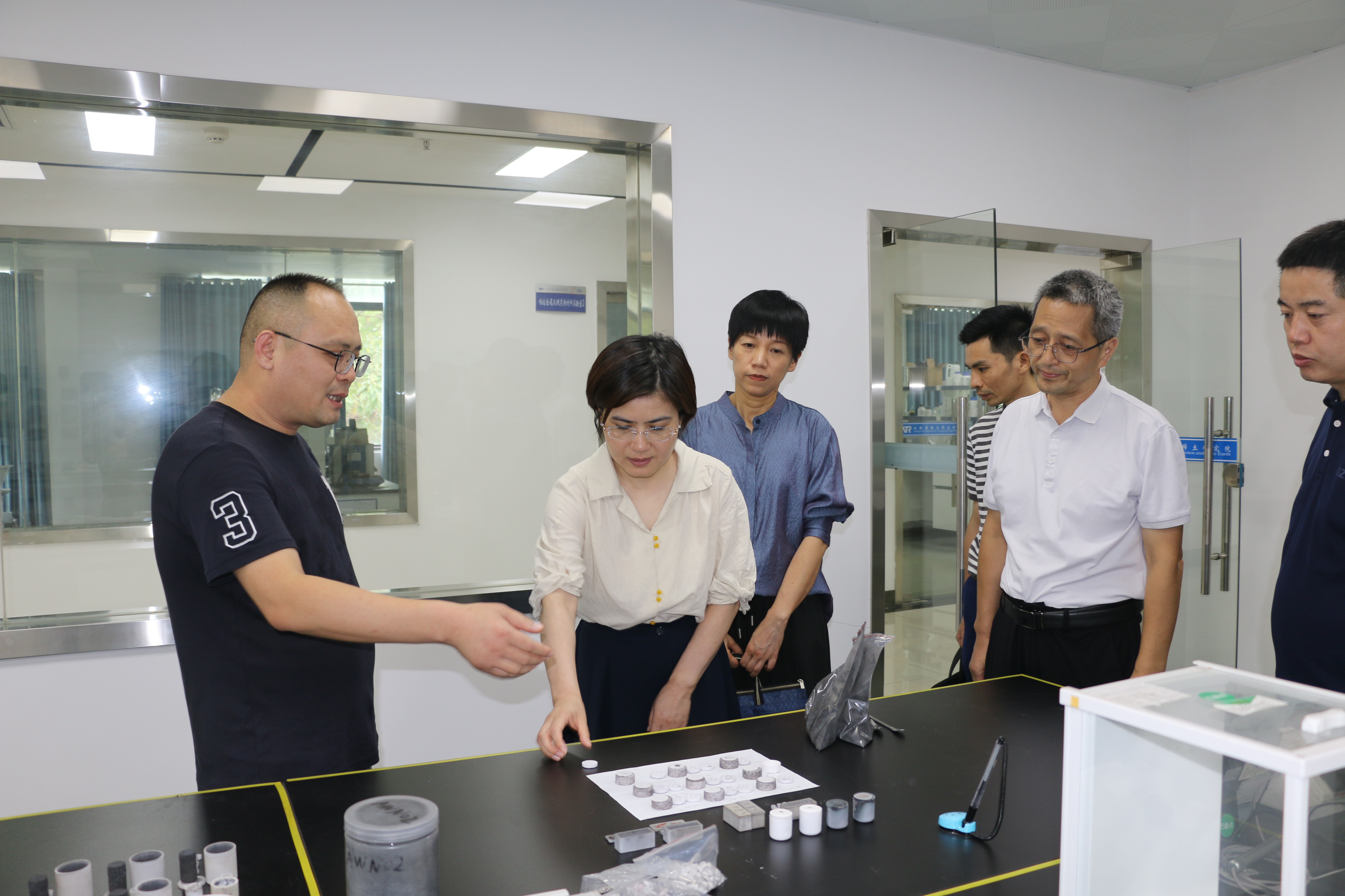 江西省检验检测认证总院副院长吴小草一行莅临省钨与稀土质检中心参观调研